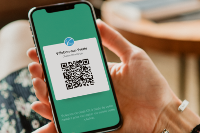 MAIN TENANT UN TELEPHONE AFFICHANT UN QR CODE POUR S'INSCRIRE A LA CHAINE WHATASPP - Agrandir l'image, fenêtre modale
