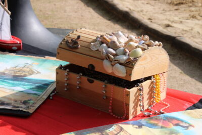 Un coffre à trésors avec des coquillages disposés sur le dessus. - Agrandir l'image 2 sur 55, fenêtre modale