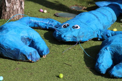 Décoration du centre de loisirs : une langouste bleue et des œufs de Pâques. - Agrandir l'image 32 sur 55, fenêtre modale