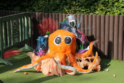 Décoration du centre de loisirs : un poulpe géant orange. - Agrandir l'image 31 sur 55, fenêtre modale