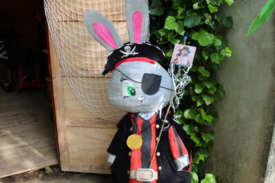 Décoration du centre de loisirs : un lapin déguisé en pirate. - Agrandir l'image 30 sur 55, fenêtre modale