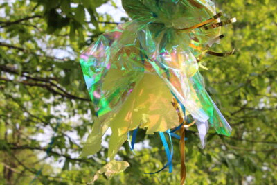 Une méduse faite avec du papier, accrochée à un arbre - Agrandir l'image 28 sur 55, fenêtre modale