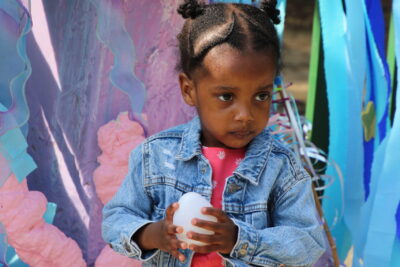 Une petite fille tenant son œufs dans les mains - Agrandir l'image 21 sur 55, fenêtre modale