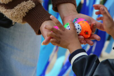 Un garçon offrant des œufs à sa maman, qu'elle tient dans ses mains. - Agrandir l'image 20 sur 55, fenêtre modale