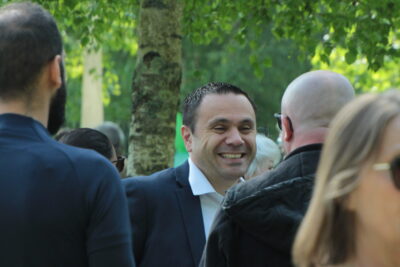 Le maire en pleine discussion. - Agrandir l'image 16 sur 55, fenêtre modale