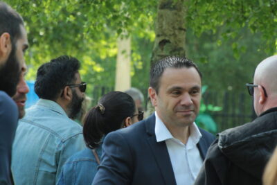 Le maire en pleine discussion. - Agrandir l'image 15 sur 55, fenêtre modale