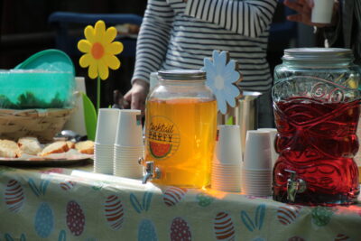 Table avec des boissons, des verres et des éléments décoratifs. - Agrandir l'image 14 sur 55, fenêtre modale