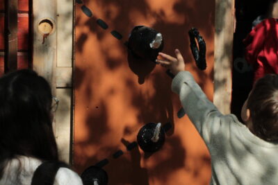 Un garçon jouant. - Agrandir l'image 4 sur 55, fenêtre modale