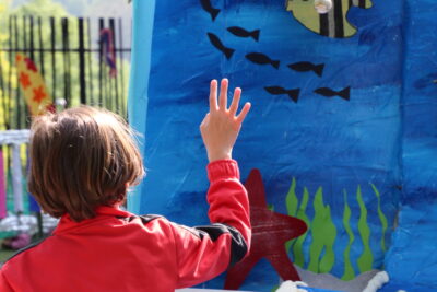 Un garçon lançant une balle blanche dans l'air - Agrandir l'image 5 sur 55, fenêtre modale