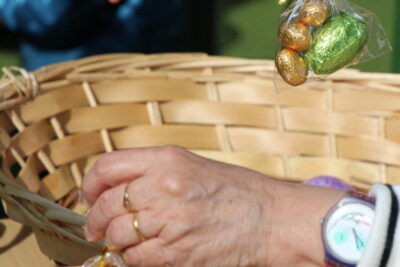 Un panier en osier avec des œufs en chocolat. - Agrandir l'image 6 sur 55, fenêtre modale