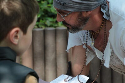 Un homme déguisé en pirate avec un papier dans la main. - Agrandir l'image 8 sur 55, fenêtre modale
