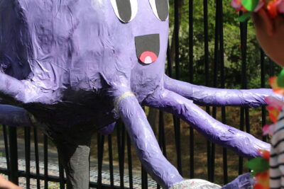 Une pieuvre violette avec des anneaux argentés sur ses tentacules. - Agrandir l'image 9 sur 55, fenêtre modale