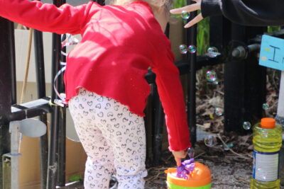 Une petite fille jouant avec des bulles. - Agrandir l'image 12 sur 55, fenêtre modale