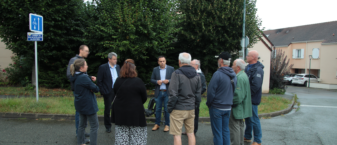 personnes debout qui discutent dans la rue