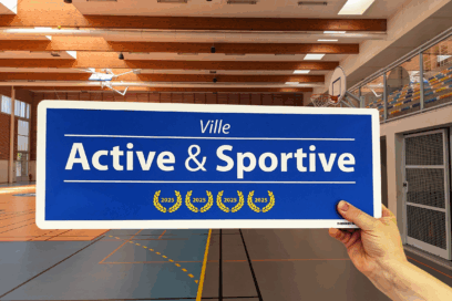 Plaque du 4e laurier du label Ville Active et Sportive dans le gymnase Marie Marvingt - Agrandir l'image, fenêtre modale