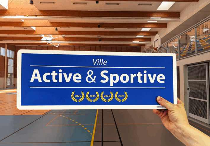 Plaque du 4e laurier du label Ville Active et Sportive dans le gymnase Marie Marvingt