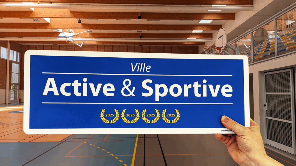 Plaque du 4e laurier du label Ville Active et Sportive dans le gymnase Marie Marvingt - Agrandir l'image, fenêtre modale