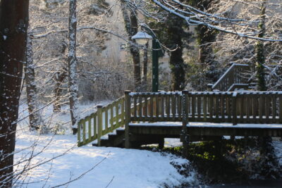 Le pont en bois au dessus de l'Yvette gelée  - Agrandir l'image 10 sur 19, fenêtre modale