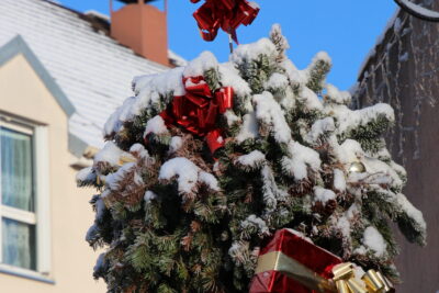 Décoration d'une boule de Noël en sapin avec des cadeaux recouverte de neige - Agrandir l'image 18 sur 19, fenêtre modale