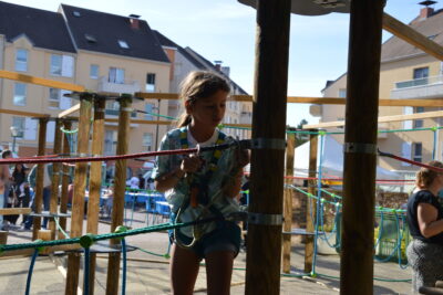 Les jeunes aventuriers se lancent sur un parcours de ponts suspendus.  - Agrandir l'image 19 sur 44, fenêtre modale