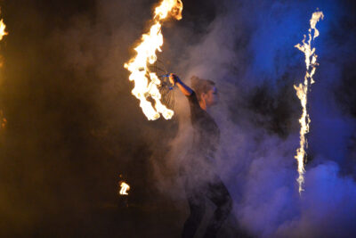Sur la promenade la compagnie Opale de Lune attend le public avec le spectacle pyrotechnique Eclipse.  - Agrandir l'image 35 sur 44, fenêtre modale