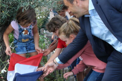 Le Maire, en compagnie des enfants retire le drapeau couvrant la plaque inaugurale  - Agrandir l'image 6 sur 44, fenêtre modale
