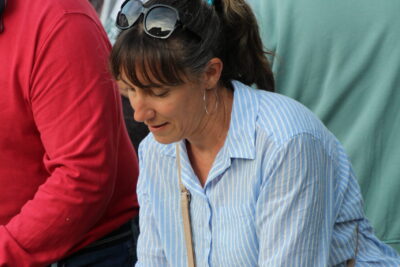 Karine Lorin, Conseillère municipale déléguée au centre de loisirs et à la ville nourricière, sert aux Villebonnais l'apéritif offert par la Municipalité - Agrandir l'image 7 sur 44, fenêtre modale