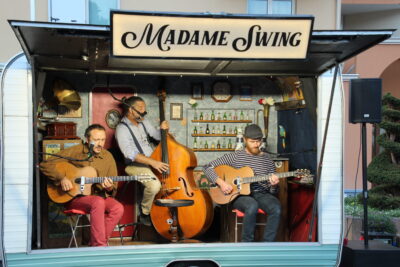 La soirée se termine en musique avec les mélodies du groupe Madame Swing. - Agrandir l'image 14 sur 44, fenêtre modale
