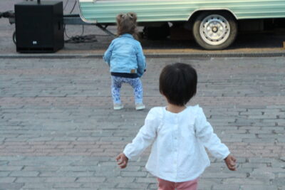 Les enfants entrent en premier sur la piste de danse.  - Agrandir l'image 16 sur 44, fenêtre modale
